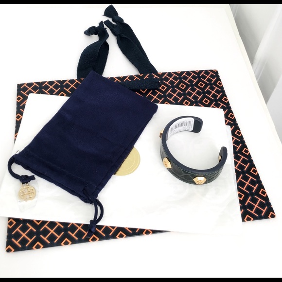 New Tory Burch Logo Cuff Bracelet Hex Stud Leather - Picture 2 of 10